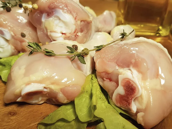 Cuisses Poulet Crues Sur Une Assiette Poivre — Photo