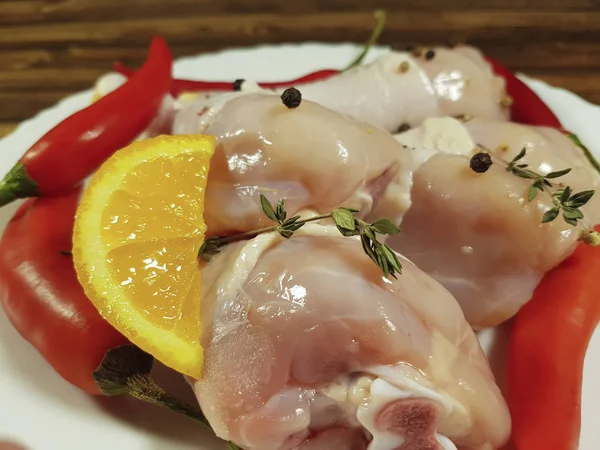 çiğ tavuk ayakları üzerinde bir tabak kırmızı biber