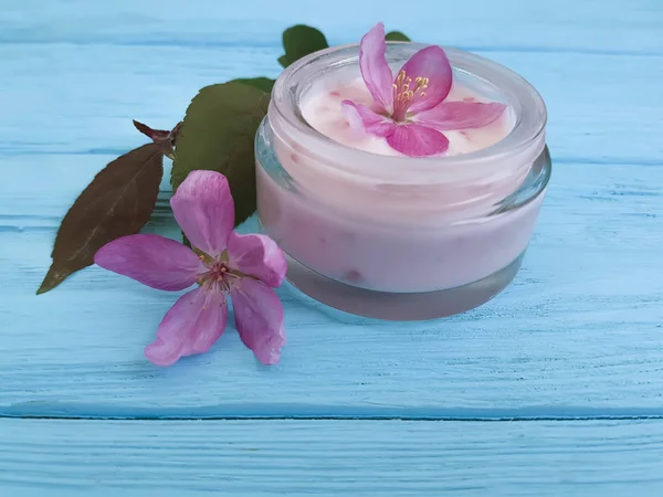 Creme Kosmetische Rosa Blüten Auf Blauem Holz Magnolie — Stockfoto