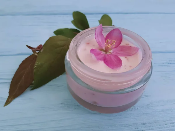 Creme Kosmetische Rosa Blüten Auf Blauem Holz Magnolie — Stockfoto