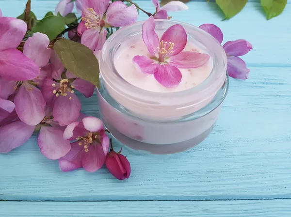 Creme Kosmetische Rosa Blüten Auf Einem Hölzernen — Stockfoto