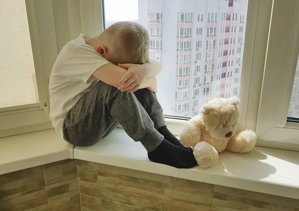 Anak Kecil Menyedihkan Duduk Jendela Dengan Boneka Beruang — Stok Foto