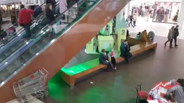 10 Aralık 2017 Ukrayna Kiev, insanlar alışveriş merkezi