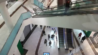 10 Aralık 2017 Ukrayna Kiev, insanlar alışveriş merkezi