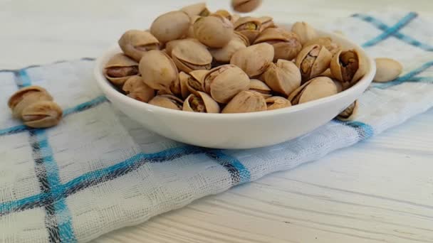 Pistachos Plato Una Caída Tiro Cámara Lenta Madera — Vídeos de Stock