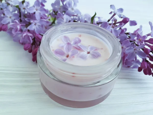 Beyaz tahta üzerine krem kozmetik leylak