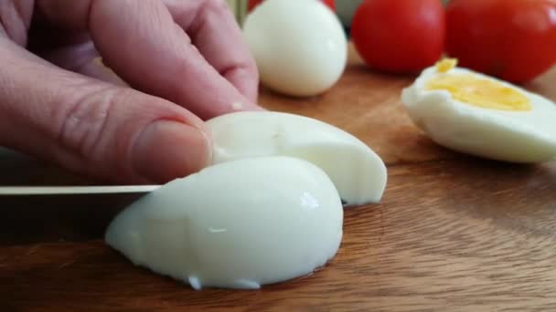 刀手切鸡蛋在木 — 图库视频影像