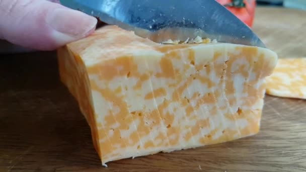 Messer Schneidet Käse Auf Holz — Stockvideo