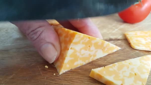 刀切奶酪木 — 图库视频影像