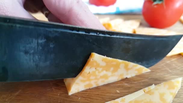 Messer Schneidet Käse Auf Holz — Stockvideo