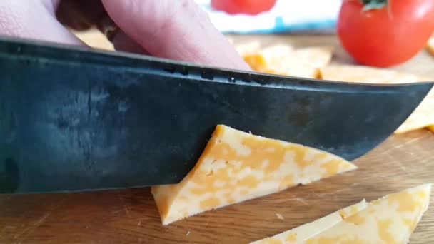 Cuchillo Corta Queso Madera — Vídeos de Stock