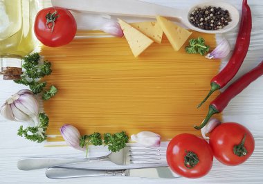 Spagetti sarımsak biber, yağ, bıçak, çatal Beyaz ahşap zemin üzerinde