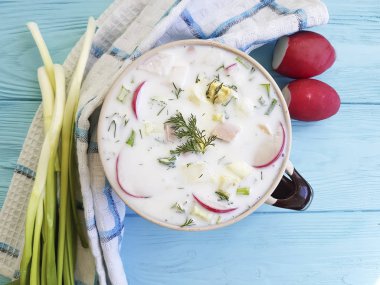 okroshka mavi ahşap yaz gıda