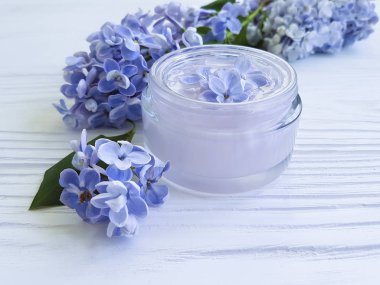 Leylak çiçeği kozmetik krem beyaz tahta üzerine