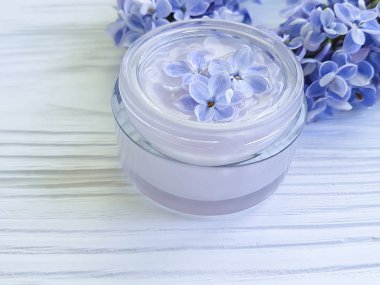 Leylak çiçeği kozmetik krem beyaz tahta üzerine