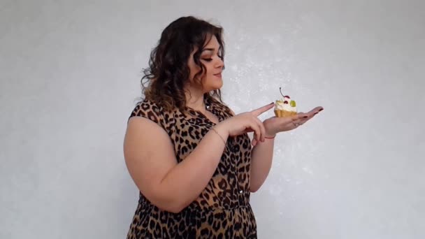 Piękna Dziewczyna Pełna Ciasta Zwolnionym Tempie Fotografowania — Wideo stockowe