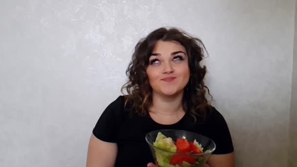 Belle Fille Pleine Avec Salade — Video