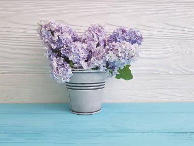 bir tahta bir kova leylak buket