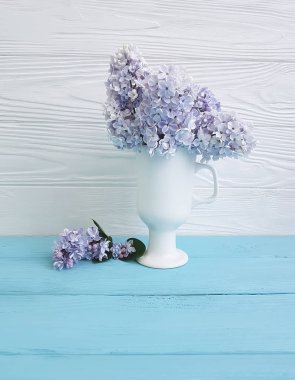 Lila vazoyu bir ahşap buket