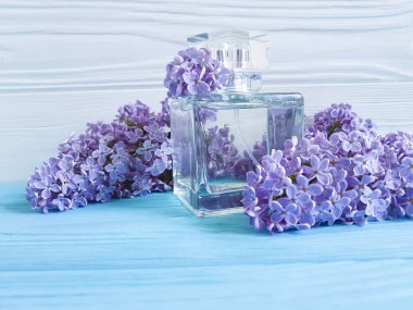 ahşap üzerinde parfüm leylak