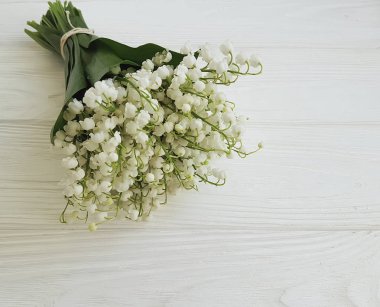 Beyaz tahta üzerine vadideki zambak