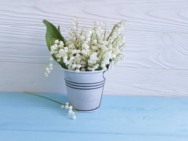 Lily vadi çiçek buketi renkli ahşap arka plan üzerinde bir vazo