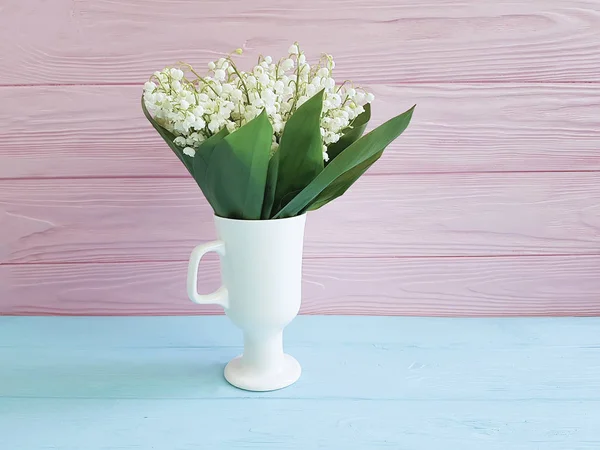 Lily vadi çiçek buketi renkli ahşap arka plan üzerinde bir vazo