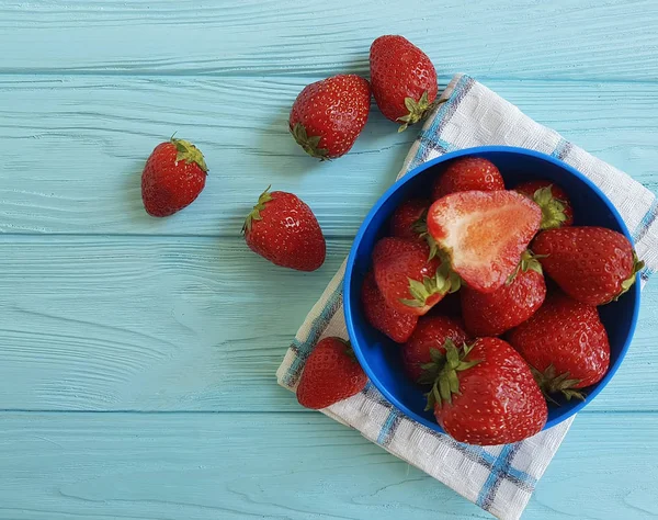 Frische Erdbeere Geschirrtuch Auf Einem Blauen Holzhintergrund — Stockfoto