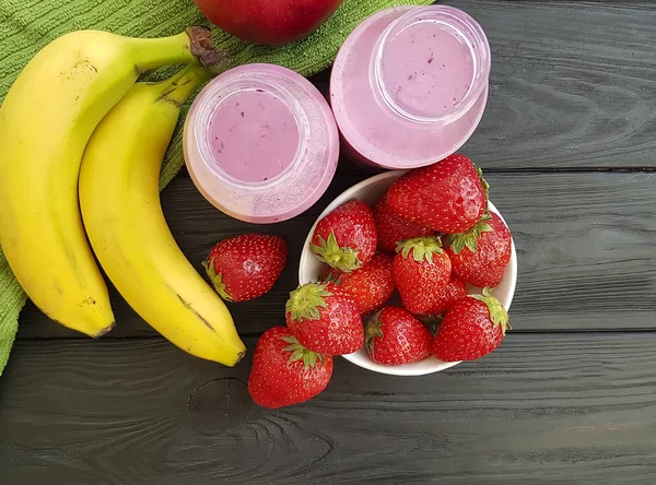 Erdbeer Bananen Apfel Smoothies Auf Schwarzem Holzgrund — Stockfoto
