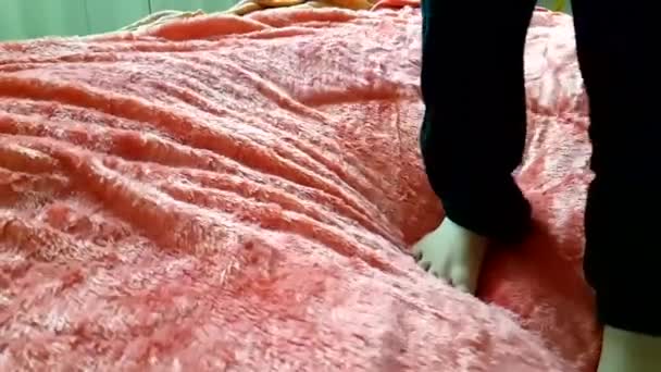 Pernas Menino Pulando Cama Tiro Câmera Lenta — Vídeo de Stock