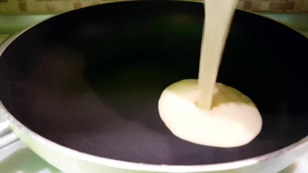 Pannenkoek Een Koekenpan — Stockvideo