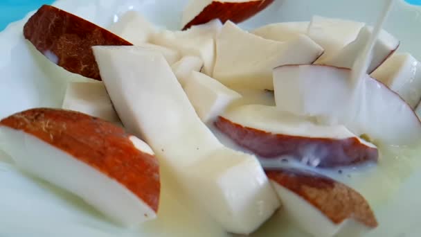 Rodajas Coco Leche Verter Cámara Lenta — Vídeos de Stock