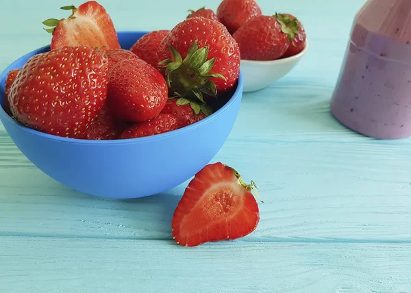 草莓冰沙在蓝色木背景 — 图库照片