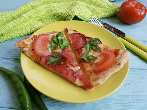Pizzastück Mit Wurstgabelmesser Auf Schwarzem Holz — Stockfoto