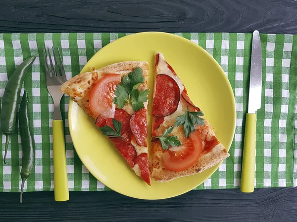 Pizzastück Mit Wurstgabelmesser Auf Schwarzem Holz — Stockfoto