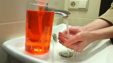 elleri musluğun altında yıkama kadın