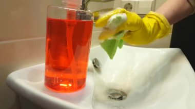 Ellerinde eldiven banyo lavaboda yıkama