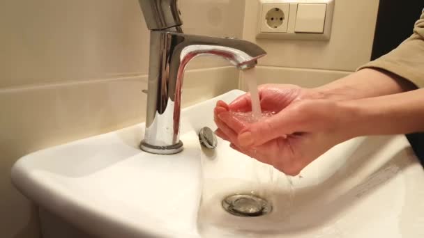 Frau Wäscht Sich Die Hände Unter Dem Wasserhahn — Stockvideo