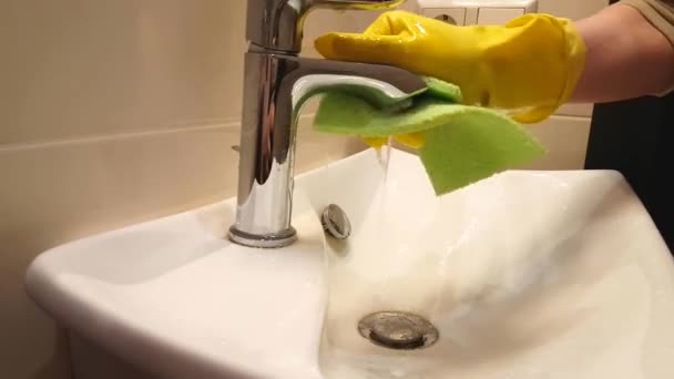 Las Manos Los Guantes Lavan Lavabo Baño — Vídeo de stock