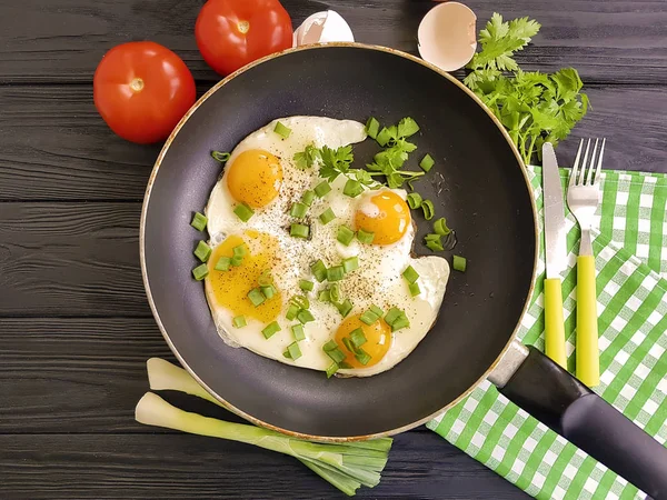 Fried Eggs Frying Pan Breakfast Green Onions Tomato Black Wooden — Stock Photo, Image