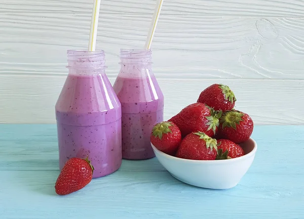 新鲜草莓 在木质背景下的冰鲜牛奶 夏季食品 — 图库照片