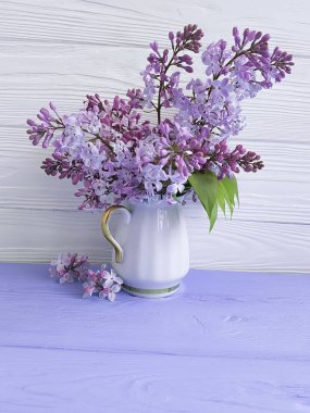 Leylak ahşap bir zemin üzerine vazo