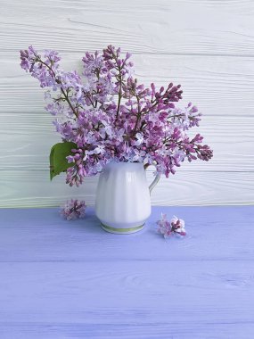 Leylak ahşap bir zemin üzerine vazo