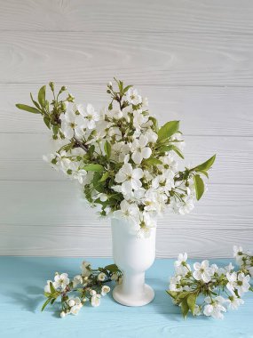 ahşap arka plan üzerinde bir vazoda kiraz çiçekleri