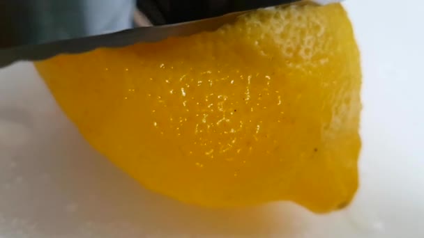 刀切片柠檬慢动作射击 — 图库视频影像