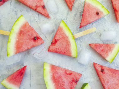 Beton zeminde karpuz parçaları.