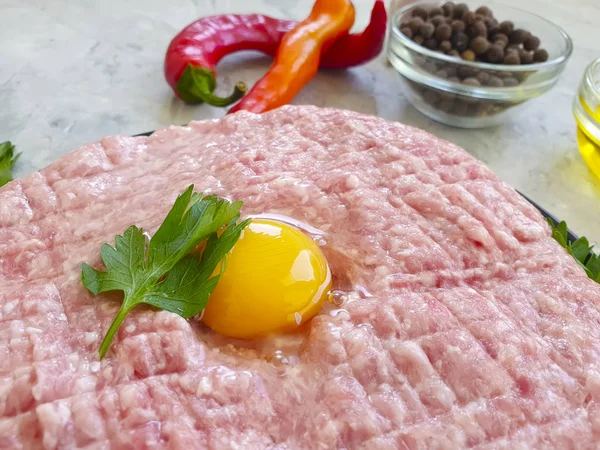Сырое Мясо Петрушка Бетонном Фоне — стоковое фото