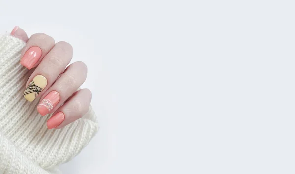 Kobieta Ręka Piękny Manicure Sweter — Zdjęcie stockowe