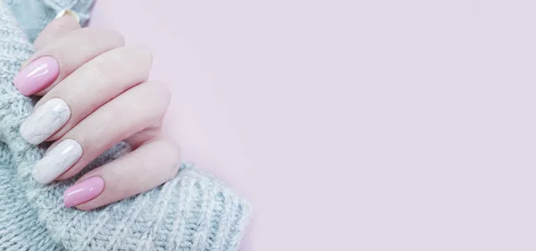 손으로 아름다운 매니큐어 스웨터 — 스톡 사진