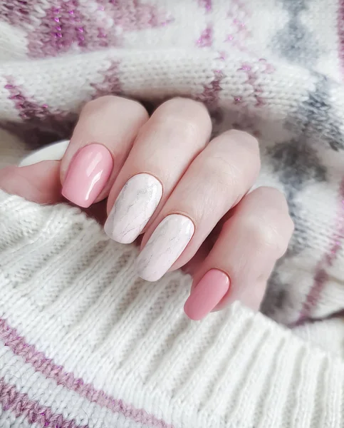 Vrouwelijke Hand Mooie Manicure Trui — Stockfoto